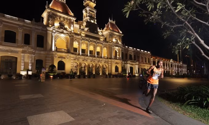 Ezekiel sải bước trên đường chạy VnExpress Marathon Ho Chi Minh City Midnight 2023. Ảnh: VM