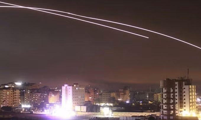 Tên lửa Israel tập kích một số mục tiêu phòng không và cứ điểm quân sự của Syria ở thủ đô Damascus vào năm 2018. Ảnh: AP.