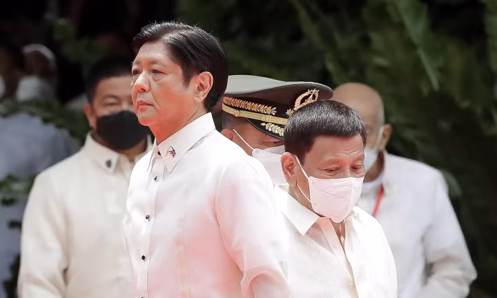 Tân Tổng thống Philippines Ferdinand Marcos Jr. đứng trước người tiền nhiệm Rodrigo Duterte tại phủ tổng thống ở Manila hôm nay. (Ảnh: AFP)