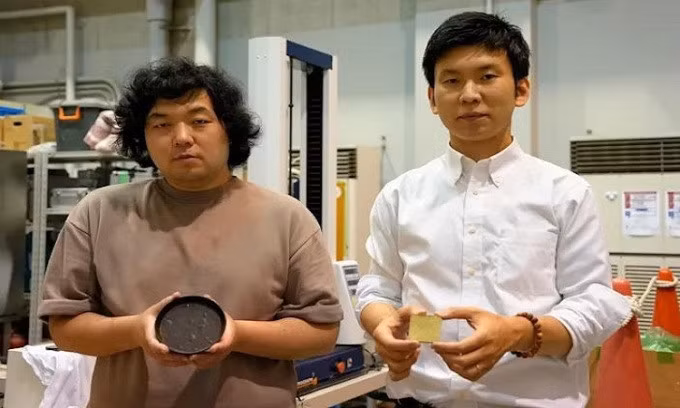 Nhà nghiên cứu Yuya Sakai (phải) và Kota Machida cầm sản phẩm làm từ xi măng ăn được. Ảnh: AP