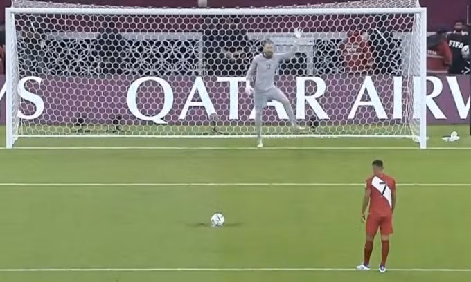 Andrew Redmayne nhảy múa trước khi cầu thủ Peru sút luân lưu trận tranh vé vớt đi World Cup 2022 tại Qatar hôm 13/6. Ảnh: chụp màn hình