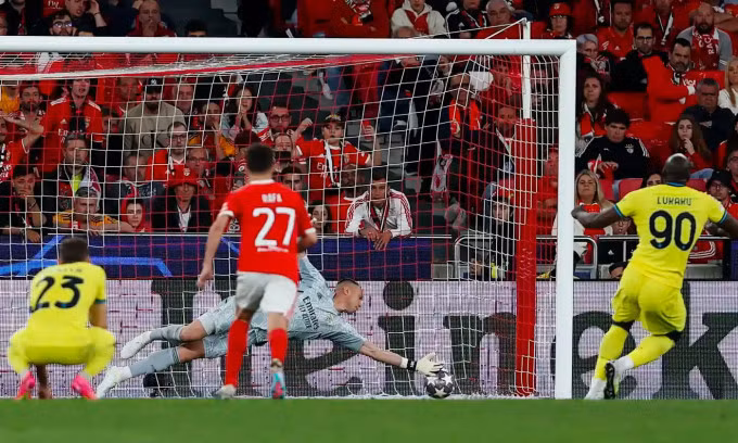 Cú sút phạt đền của Lukaku thành bàn. Ảnh: Reuters