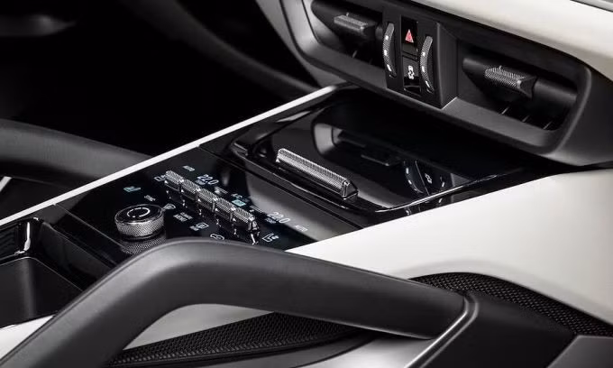 Bảng điều khiển trung tâm gần bệ tỳ tay của Cayenne 2024. Ảnh: Porsche