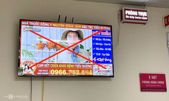 Một TV tại bệnh viện vô tình phát quảng cáo cơ sở khám bệnh khi mở YouTube tháng 3/2022. Ảnh:Lưu Quý