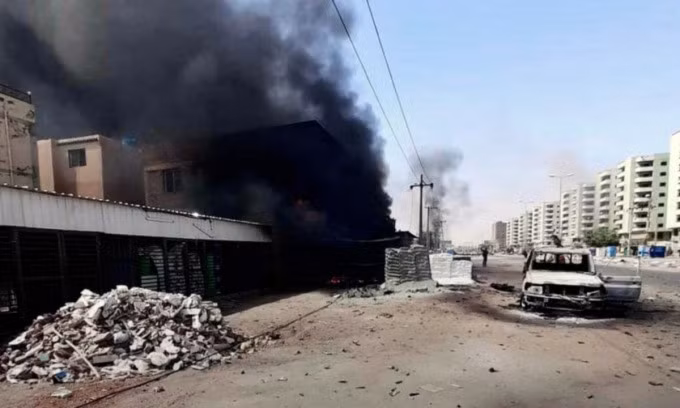 Khói bốc lên từ một tòa nhà ở thành phố Khartoum hôm 23/4. Ảnh: AFP