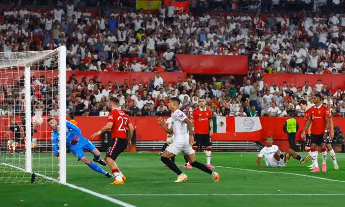 Thủ môn De Gea đáng lẽ phải làm tốt hơn ở bàn thua thứ hai. Ảnh: Reuters