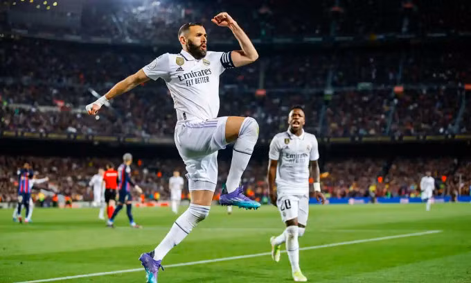 Benzema mừng bàn thứ hai của anh cho Real Madrid tại Camp Nou, thành phố Barcelona, ở bán kết lượt về Cup Nhà vua Tây Ban Nha tối 5/4/2023. Ảnh: Nurphoto