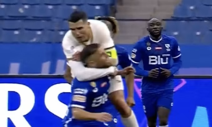 Tình huống Ronaldo kẹp cổ tiền vệ Gustavo Cuellar, khi Al Nassr thua Al Hilal ở vòng 24 Saudi League trên sân King Fahd, thành phố Riyadh, tối 18/4/2023. Ảnh: chụp màn hình