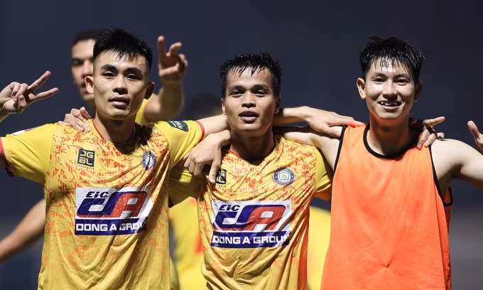 Tiền vệ A Mít chia vui với đồng đội sau khi nâng tỷ số lên 4-2. Ảnh: Minh Dân