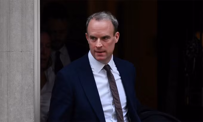 Phó thủ tướng Dominic Raab rời Văn phòng Thủ tướng Anh tại London ngày 18/4. Ảnh: AFP