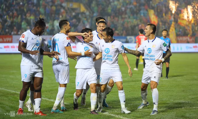 Cầu thủ Nam Định ăn mừng chiến thắng 1-0 khi tiếp đón SLNA trên sân Thiên Trường ngày 11/4. Ảnh: Nguyễn Ngũ