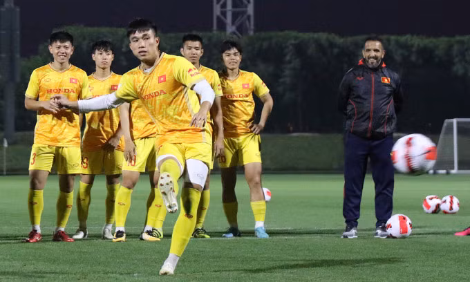 Tiền vệ Lê Văn Đô đá phạt trong một buổi tập của U22 Việt Nam. Ảnh: VFF