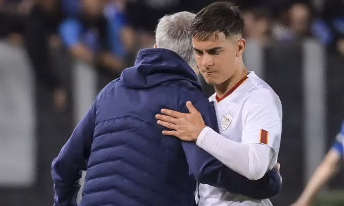 HLV Mourinho động viên Dybala sau thất bại trên sân Azzurri d'Italia