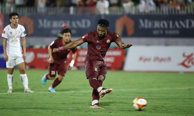 Rafaelson sút phạt đền nâng tỷ số lên 2-1 cho Bình Định. Ảnh: Dũng Nguyễn