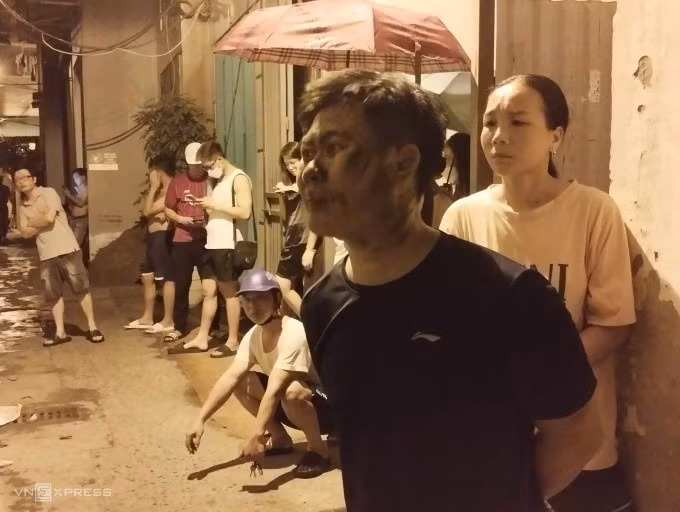Anh Huy với khuôn mặt ám khói do leo từ tầng 3 nhà sát chung cư xuống đất. Ảnh: Phạm Chiểu