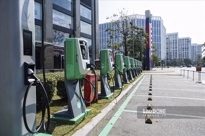 Một trạm sạc xe điện tại Hà Nội. Ảnh: Tùng Giang