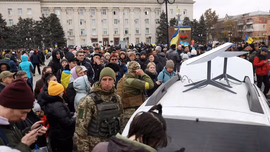 Người sử dụng tại Ukraine vây quanh đầu tiếp nhận Starlink tại Kherson. Ảnh: AFP