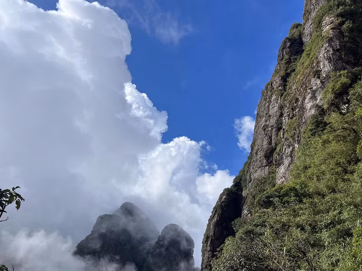 So với các đỉnh núi khác, đỉnh Ngũ Chỉ Sơn có độ thử thách cao nhưng sở hữu cảnh đẹp ấn tượng. Ảnh: Thu Hương
