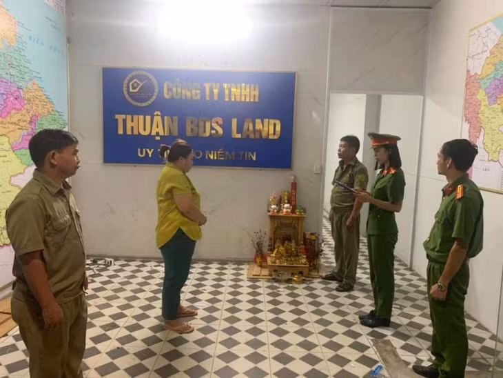 Giữ người trong trường hợp khẩn cấp đối với đối tượng Thuận.