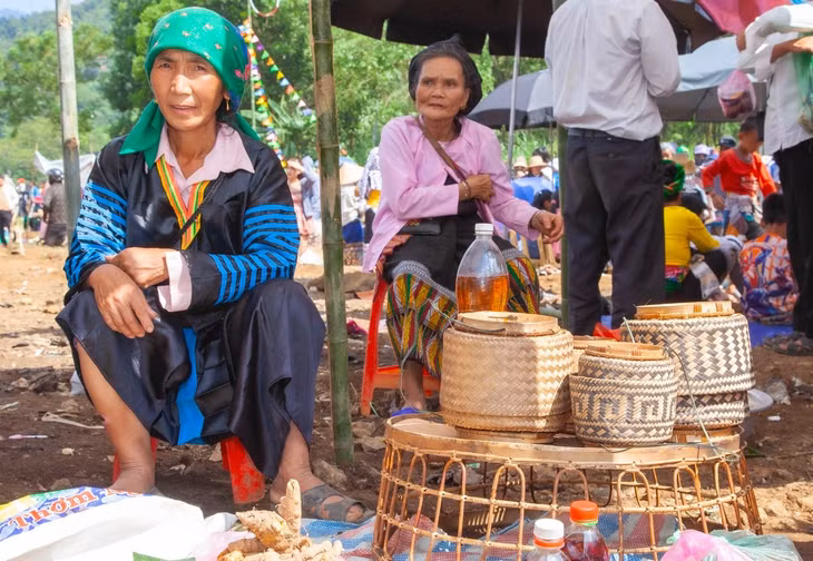 Đôi khi đó chỉ là những chiếc hộp đựng xôi do người dân tự tay đan bằng tre, nứa.