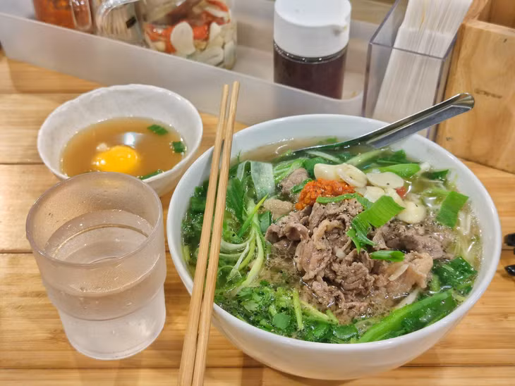 Phở là một món ăn truyền thống và được xem là một trong những món ăn tiêu biểu cho nền ẩm thực Việt Nam. Ảnh: Hoàng Long