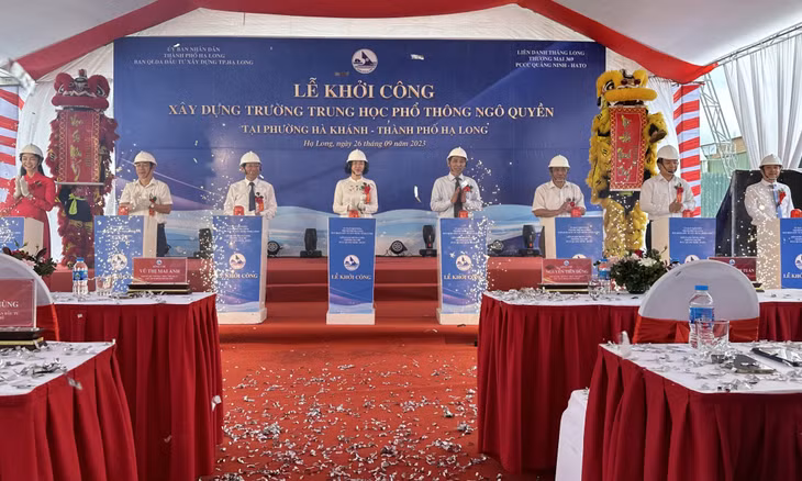 Các đại biểu ấn nút khởi công Dự án xây mới Trường THPT Ngô Quyền tại phường Hà Khánh, TP Hạ Long.