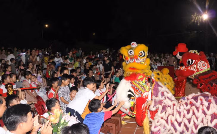 Trẻ em khu 2, thị trấn Cô Tô, huyện Cô Tô vui Tết Trung thu. Ảnh Hoàng Phương - Trung tâm VHTT huyện Cô Tô