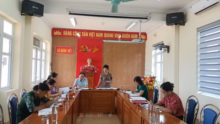 Bà Nguyễn Thị Thanh Hương kiểm tra công tác triển khai đợt thi đua đặc biệt Chào mừng 60 năm thành lập tỉnh, 75 năm thành lập huyện Vân Đồn ở xã Đoàn Kết. Ảnh nhân vật cung cấp