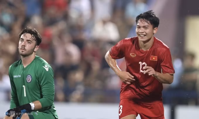 Vẻ chán nản của thủ môn Guidroz sau khi Hồ Văn Cường ghi bàn cho Việt Nam trên sân Việt Trì, Phú Thọ ở vòng loại U23 châu Á tối 6/9/2023. Ảnh: Lâm Thỏa