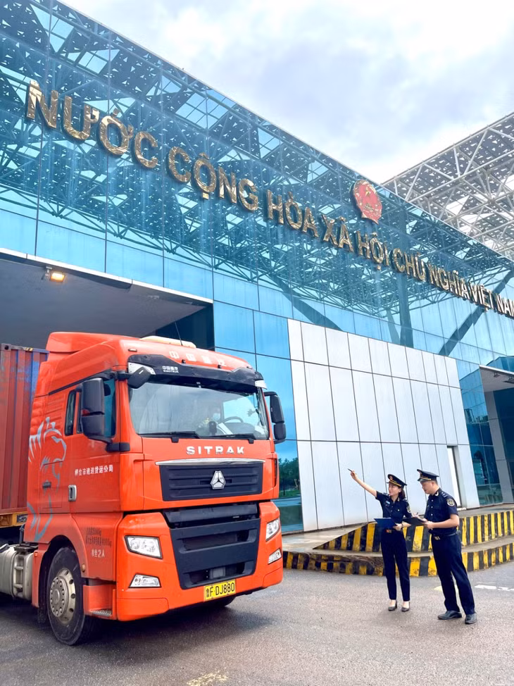 Công chức Chi cục Hải quan cửa khẩu Móng Cái giám sát hàng hóa nhập khẩu qua Cửa khẩu cầu Bắc Luân II.