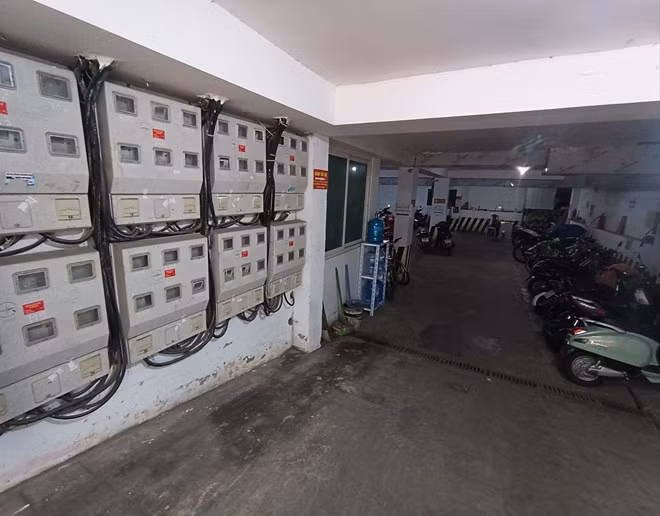Thay vì khuyến khích gửi xe bên ngoài, chủ tòa nhà chung cư mini trên phố Khương Hạ (quận Thanh Xuân, Hà Nội) cho rằng, họ sẽ chủ động trang bị hệ thống phòng cháy, chữa cháy. Ảnh: Thu Giang