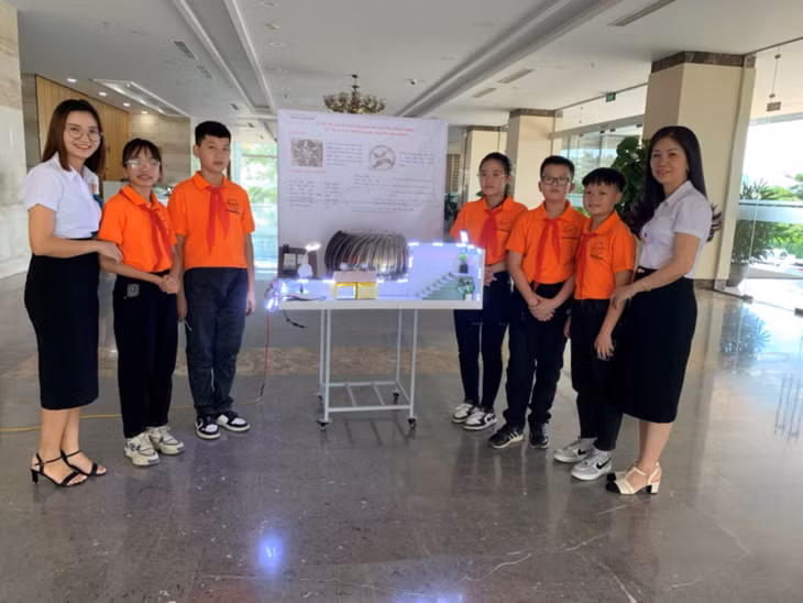 Sản phẩm "Sử dụng năng lượng gió để tạo ra dòng điện từ quả cầu thông gió trong gia đình" của nhóm tác giả trường THCS Trới (TP Hạ Long).