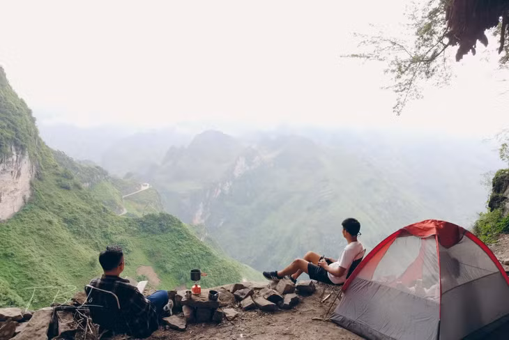 Từ đây, du khách có thể nhìn thẳng xuống sông Nho Quế xinh đẹp cùng cung đường đèo Mã Pí Lèng uốn lượn với núi đồi trùng điệp. Ảnh: Ta Ba Lô