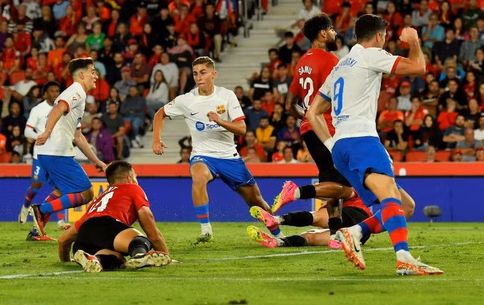 Fermin (giữa) mừng bàn gỡ 2-2 cho Barca. Ảnh: AS
