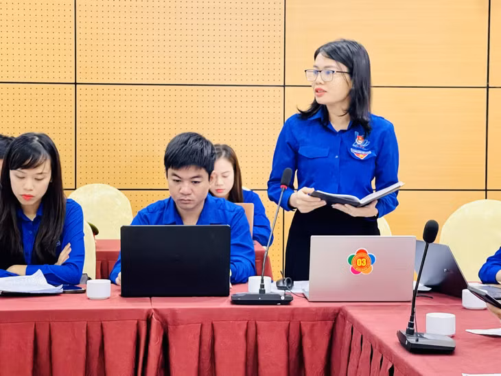 Thành Đoàn Hạ Long tham luận tại hội nghị về vai trò của thanh niên trong tham gia xây dựng đô thị văn minh.