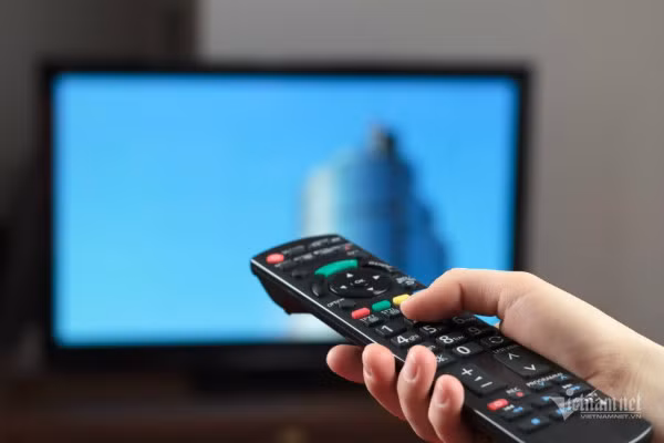 Tích hợp phím tắt VTVGo trên điều khiển từ xa của Smart TV là một biện pháp để đưa nền tảng truyền hình số quốc gia đến với nhiều người dân hơn. (Ảnh minh họa: Trọng Đạt).