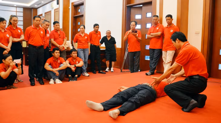 Hội Chữ thập đỏ tỉnh tập huấn kỹ năng, kiến thức sơ cấp cứu ban đầu cho các Đội tình nguyện viên sơ cấp cứu TNGT năm 2023. Ảnh: Dương Trường
