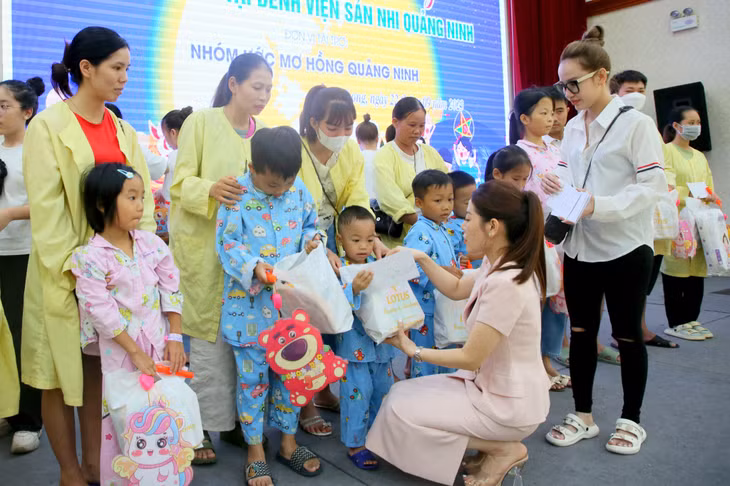 Nhiều phần quà Trung Thu được các nhà hảo tâm trao tận tay các bệnh nhi có hoàn cảnh khó khăn đang điều trị nội trú tại Bệnh viện Sản – Nhi Quảng Ninh.