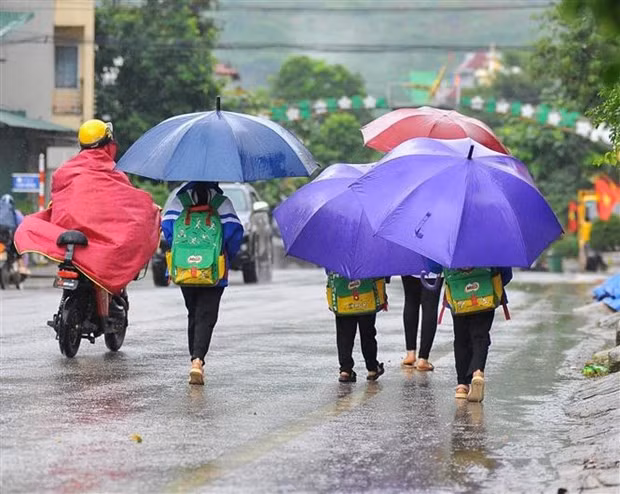 Thoi tiet ngay khai giang: Bac Bo nang, Trung Bo va Nam Bo mua, dong hinh anh 1