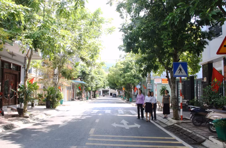 Cán bộ khu phố Nam Sơn (phường Nam Khê, TP Uông Bí) thường xuyên tuyên truyền, vận động nhân dân thực hiện tốt công tác vệ sinh môi trường, đảm bảo tuyến phố kiểu mẫu luôn xanh, sạch, đẹp.