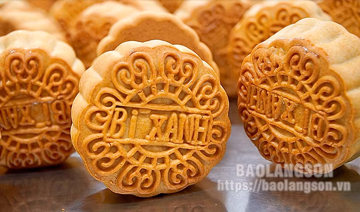 Bánh nướng nhân bí xanh thành phẩm có màu vàng nâu hấp dẫn.