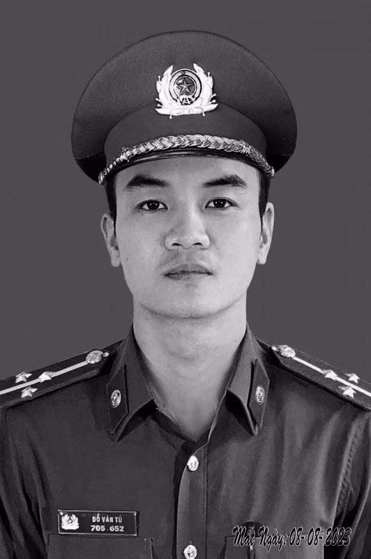 Lãnh đạo Bộ Công an ký quyết định truy thăng cấp bậc hàm từ Trung úy lên Thượng úy đối với chiến sĩ Đỗ Văn Tú hy sinh trong lúc làm nhiệm vụ. Ảnh: Gia đình cung cấp