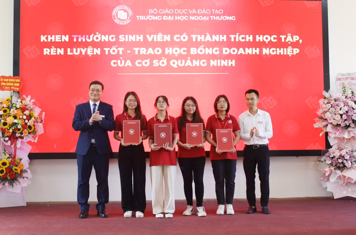 Tiến sỹ Nguyễn Bình Minh, Giám đốc Cơ sở Quảng Ninh, khen thưởng sinh viên có thành tích học tập, rèn luyện tốt.
