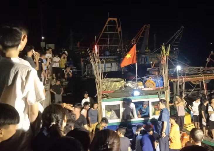 Lực lượng chức năng Hà Tĩnh đưa các nạn nhân lên bờ. Ảnh: giaoducthoidai.vn