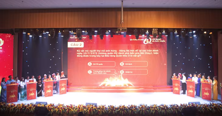 7 đội thi tham gia phần thi hiểu biết.