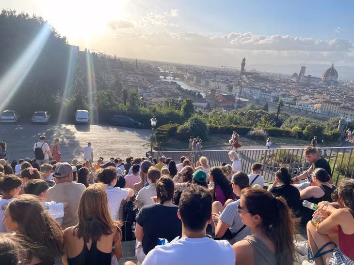 Du khách ngồi kín các bậc thang ở quảng trường Michelangelo chờ ngắm hoàng hôn ở Florence