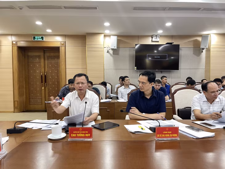 Đồng chí Cao Tường Huy, Quyền Chủ tịch UBND tỉnh phát biểu tại cuộc họp.
