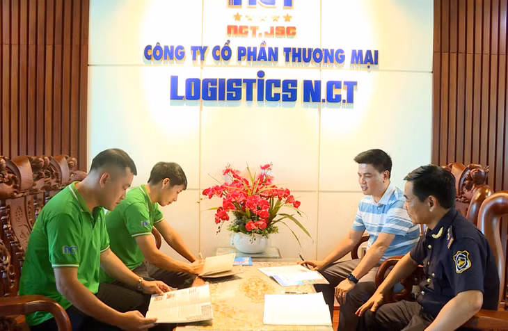 Cán bộ Chi cục Hải quan cửa khẩu Móng Cái hướng dẫn nhân viên Công ty CP Thương mại logistics N.C.T làm các thủ tục hành chính về XNK hàng hóa.