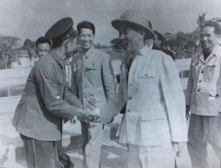 Tháng 2/1960, Chủ tịch Hồ Chí Minh ra thăm Móng Cái, thủ phủ tỉnh Hải Ninh. Ông Hoàng Chính, Bí thư Tỉnh ủy Hải Ninh, người giữa, tháp tùng Bác.