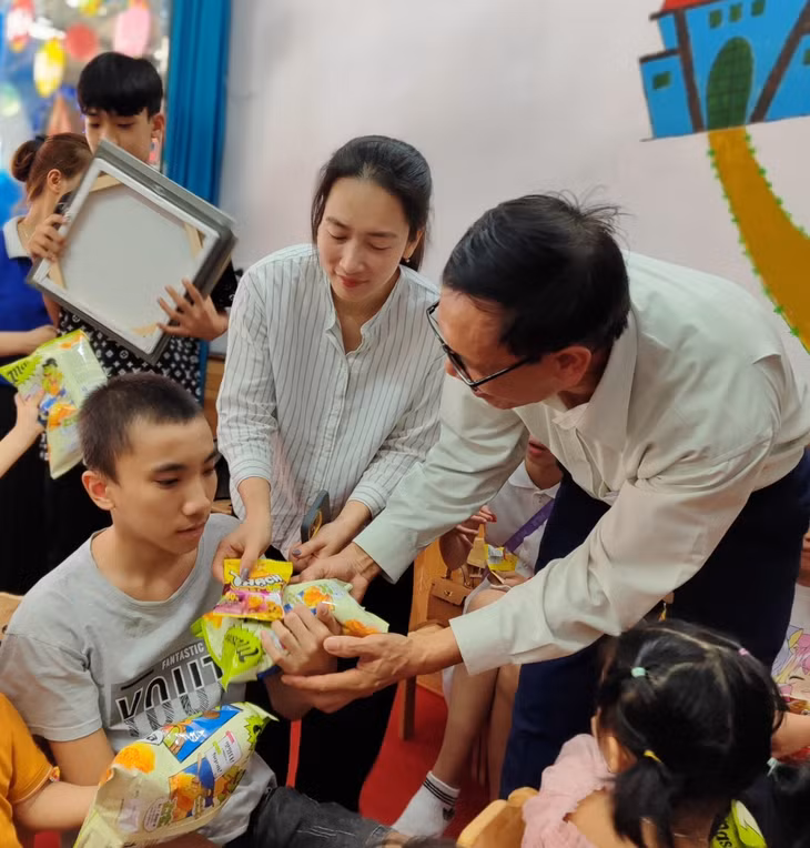 Lãnh đạo Hội Bảo trợ Người khuyết tật và Trẻ mồ côi tỉnh cùng các nhà hảo tâm tặng quà Tết Trung thu cho trẻ tại Trung tâm hỗ trợ phát triển giáo dục hòa nhập Hướng Dương (phường Mạo Khê, TX Đông Triều).